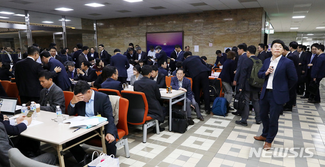 【서울=뉴시스】이종철 기자&nbsp; = 국정감사 2주차인 지난 15일 오전 서울 여의도 국회가 국정감사를 받는 관계부처의 공무원들로 붐비고 있다. 2018.10.15.jc4321@newsis.com