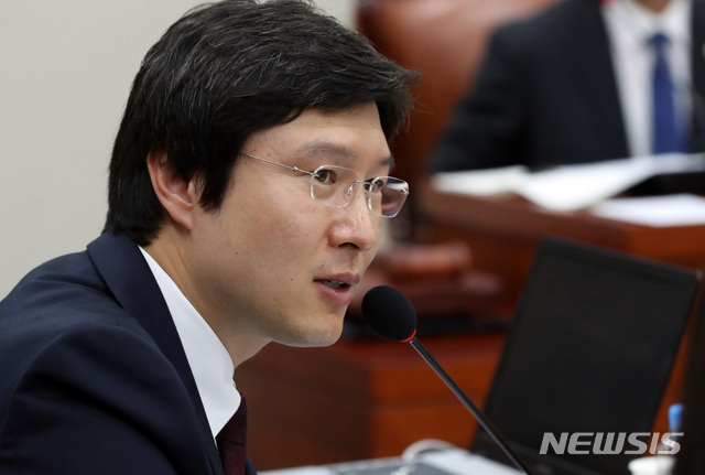 【서울=뉴시스】박영태 기자 = 지난 15일 오전 서울 영등포구 여의도 국회에서 열린 국회 교육위원회의 서울시교육청, 인천광역시교육청, 경기도교육청 국정감사에서 김해영 더불어민주당 의원이 질의하고 있는 모습이다. 2018.10.21. since1999@newsis.com