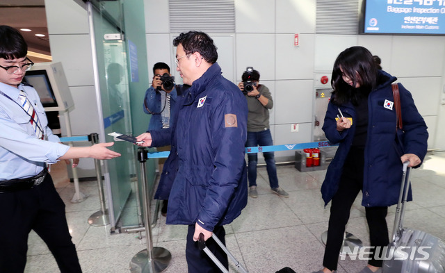 【인천공항=뉴시스】홍찬선 기자 = 네팔 히말라야 원정 등반중 참변을 당한 한국 산악인 5명의 시신을 국내로 이송하기 위해 외교부 신속대응팀이 15일 오후 인천공항을 통해 현지로 출국하고 있다. 2018.10.15.&nbsp; mania@newsis.com