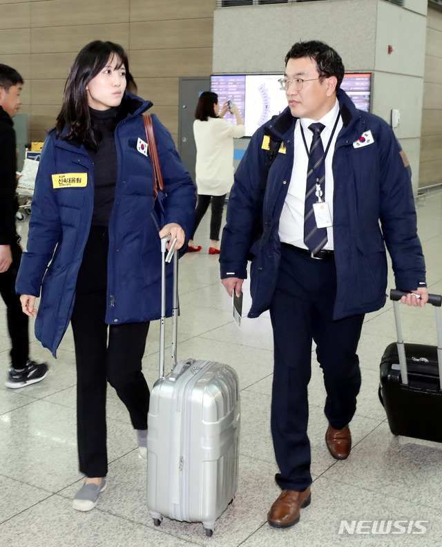 【인천공항=뉴시스】홍찬선 기자 = 네팔 히말라야 원정 등반중 참변을 당한 한국 산악인 5명의 시신을 국내로 이송하기 위해 외교부 신속대응팀이 15일 오후 인천공항을 통해 현지로 출국하고 있다. 2018.10.15.&nbsp; mania@newsis.com