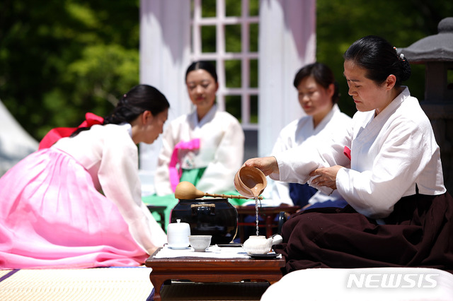 【해남=뉴시스】박상수 기자 = 우리나라 다(茶)인들의 최대 행사인 초의문화제(草衣文化祭)가 19일부터 이틀간 전남 해남읍 군민광장 등에서 열린다. 사진은 지난해 초의문화제. 2018.10.15. (사진=해남군 제공) photo@newsis.com