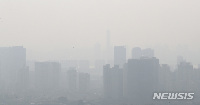 【서울=뉴시스】최진석 기자 = 서울 대부분 지역에서 초미세먼지가 나쁨 수준을 보이고 있는 15일 오후 서울 남산에서 바라본 도심이 뿌옇게 보이고 있다.&nbsp; 2018.10.15.myjs@newsis.com