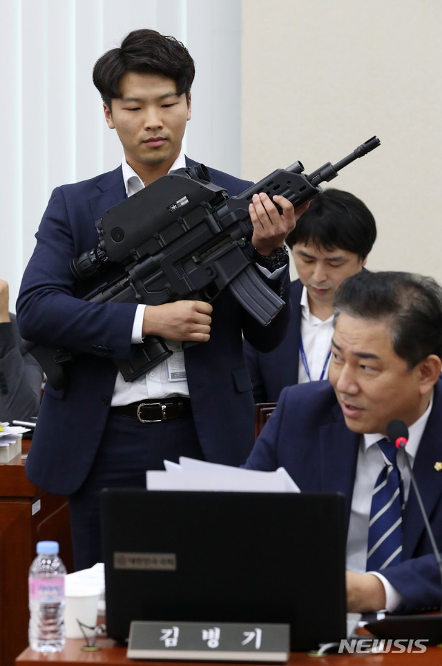 【서울=뉴시스】홍효식 기자 = 더불어민주당 김병기 의원실의 관계자가 15일 오후 서울 여의도 국회에서 열린 국방위원회의 방위사업청, 국방과학연구소, 국방기술품질원 등에 대한 국정감사에서 K-11 복합소총을 보이고 있다. K-11은 5.56㎜ 소총과 20㎜ 공중폭발탄을 하나로 일체화시킨 이중 총열 방식의 무기로 개발 당시 찬사를 들었으나 사격통제장치 균열 발생 등의 결함이 나타나면서 납품이 중단됐다. 2018.10.15. yesphoto@newsis.com