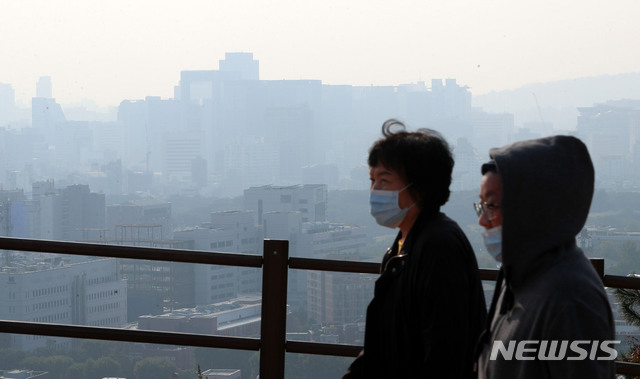 【서울=뉴시스】박주성 기자 = 중국발 스모그의 영향으로 올 가을 첫 미세먼지 농도 '나쁨'을 보인 15일 오후 서울 종로구 낙산공원에서 바라본 도심이 뿌옇게 보이고 있다. 2018.10.15. park7691@newsis.com