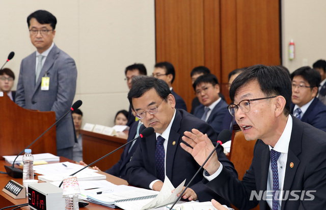 【서울=뉴시스】이종철 기자 = 김상조 공정거래위원장이 15일 오후 서울 여의도 국회에서 열린 정무위원회의 공정거래위원회, 한국소비자원, 한국공정거래조정원 국정감사에 출석하여 bhc치킨의 갑질논란에 대한 답변을 하고 있다. 왼쪽 증인석은 bhc치킨 박현종 회장. 2018.10.15. jc4321@newsis.com