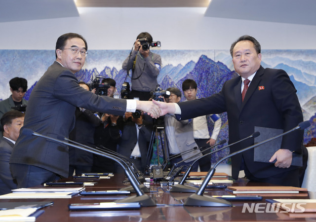【판문점=뉴시스】최동준 기자 = 남북고위급회담 남측 수석대표 조명균 통일부 장관과 북측 수석대표 리선권 조국평화통일위원회 위원장이 15일 판문점 남측 평화의집에서 열린 남북고위급회담 공동보도문을 교환한 뒤 악수하고 있다. 2018.10.15. photocdj@newsis.com