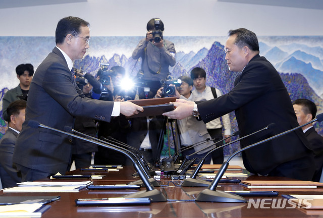 【판문점=뉴시스】최동준 기자 = 남북고위급회담 남측 수석대표 조명균 통일부 장관과 북측 수석대표 리선권 조국평화통일위원회 위원장이 15일 판문점 남측 평화의집에서 남북고위급회담을 마친 뒤 공동보도문을 교환하고 있다. 2018.10.15. photocdj@newsis.com