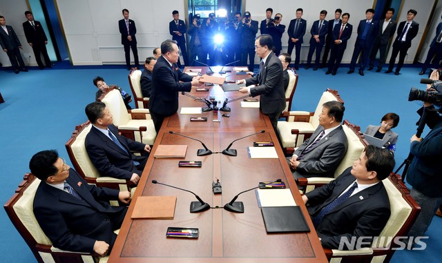 【파주=뉴시스】 사진공동취재단 = 평양공동선언 이행방안 협의를 위한 남북 고위급회담의 남측 수석대표 조명균 통일부 장관과 북측 수석대표 리선권 조국평화통일위원회 위원장이 15일 판문점 남측 평화의집에서 공동보도문 발표 후 교환하고 있다. 2018.10.15.&nbsp; photo@newsis.com