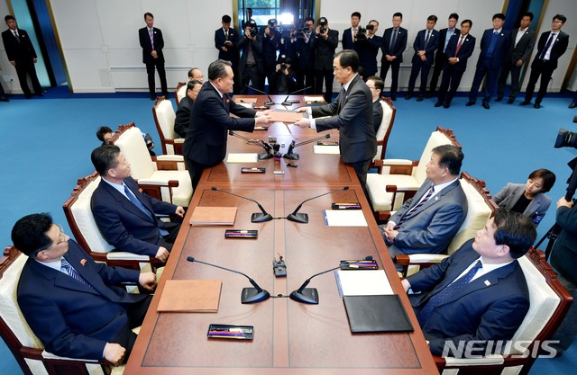 【파주=뉴시스】 사진공동취재단 = 평양공동선언 이행방안 협의를 위한 남북 고위급회담의 남측 수석대표 조명균 통일부 장관과 북측 수석대표 리선권 조국평화통일위원회 위원장이 15일 판문점 남측 평화의집에서 공동보도문 발표 후 교환하고 있다. 2018.10.15. photo@newsis.com