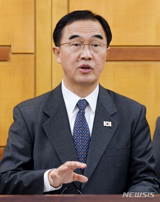 【파주=뉴시스】 사진공동취재단 = 평양공동선언 이행방안 협의를 위한 남북 고위급회담의 남측 수석대표 조명균 통일부 장관이 15일 판문점 남측 평화의집에서 회담을 마친 뒤 브리핑을 갖고 있다. 2018.10.15. photo@newsis.com