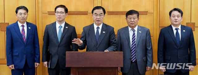 【파주=뉴시스】 사진공동취재단 = 평양공동선언 이행방안 협의를 위한 남북 고위급회담의 남측 수석대표 조명균(가운데) 통일부 장관 등 대표단이 15일 판문점 남측 평화의집에서 회담을 마친 뒤 브리핑을 갖고 있다. 2018.10.15. photo@newsis.com