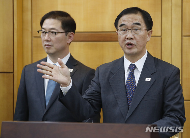 【판문점=뉴시스】최동준 기자 = 남북고위급회담 남측 수석대표 조명균 통일부 장관이 15일 판문점 남측 평화의집에서 남북고위급회담을 마친 뒤 브리핑을 하고 있다. 2018.10.15. photocdj@newsis.com