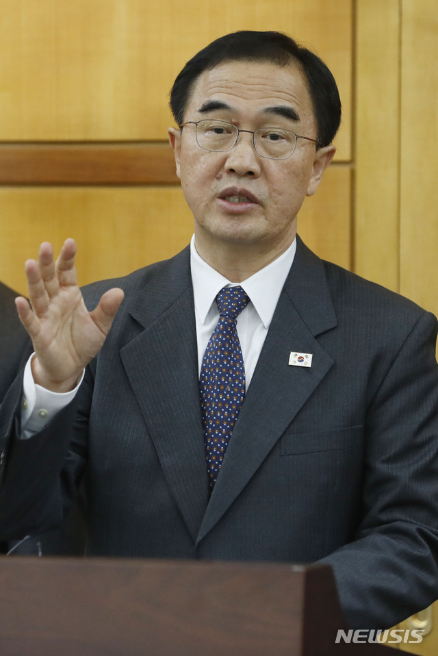 【판문점=뉴시스】최동준 기자 = 남북고위급회담 남측 수석대표 조명균 통일부 장관이 10월15일 판문점 남측 평화의집에서 남북고위급회담을 마친 뒤 브리핑을 하고 있다. 2018.10.15. photocdj@newsis.com