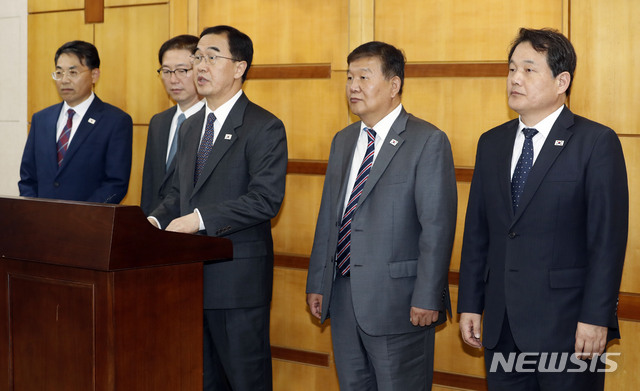 【판문점=뉴시스】최동준 기자 = 남북고위급회담 남측 수석대표 조명균 통일부 장관이 15일 판문점 남측 평화의집에서 남북고위급회담을 마친 뒤 브리핑을 하고 있다. 왼쪽부터 김정렬 국토교통부 2차관, 천해성 통일부 차관, 조 장관, 노태강 문화체육관광부 2차관, 안문현 국무총리실 심의관. 2018.10.15. photocdj@newsis.com