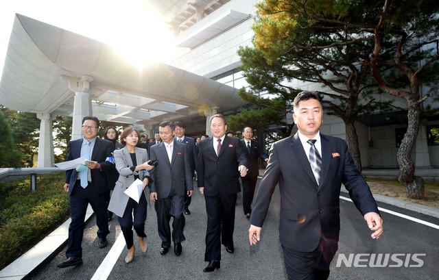 【파주=뉴시스】 사진공동취재단 = 평양공동선언 이행방안 협의를 위한 남북 고위급회담의 북측 수석대표 리선권 조국평화통일위원회 위원장 등 북측 대표단이 15일 판문점 남측 평화의집에서 회담 마친 뒤 북측으로 이동하고 있다. 2018.10.15. photo@newsis.com
