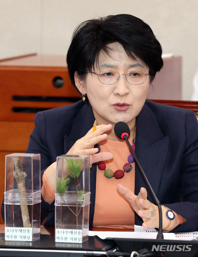 【서울=뉴시스】박영태 기자 = 15일 서울 영등포구 여의도 국회에서 열린 국회 농림축산식품해양수산위원회의 산림청, 산림조합중앙회, 한국임업진흥원의 오후 국정감사에서 박주현 의원이 소나무 재선충병에 대해서 질의하고 있다. 2018.10.15.since1999@newsis.com