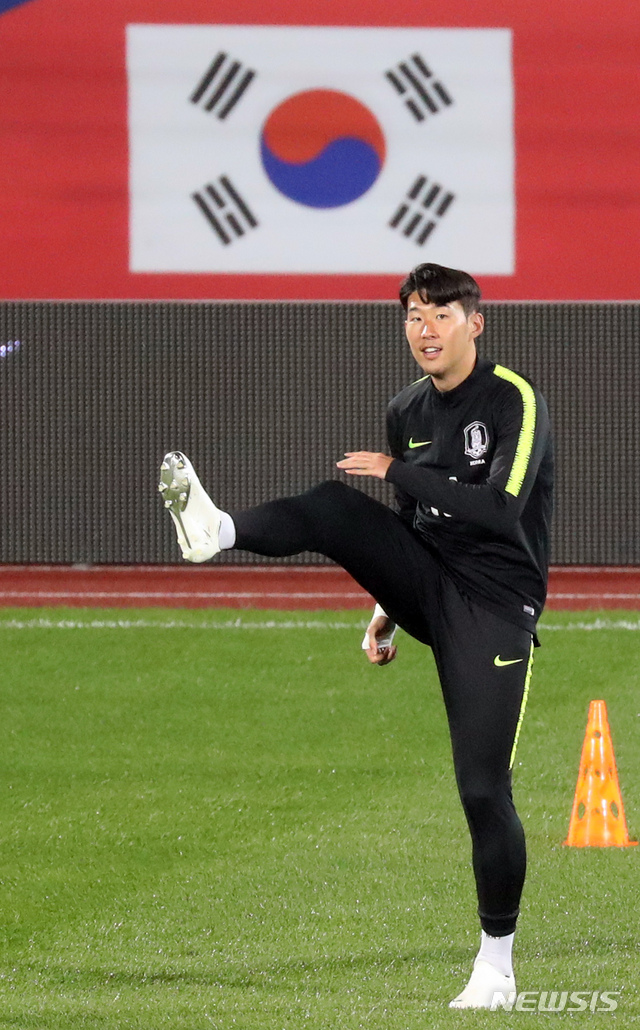 【천안=뉴시스】강종민 기자 = 파나마와의 축구 국가대표 평가전을 하루 앞둔 15일 오후 충남 천안종합경기장에서 손흥민이 몸을 풀고 있다. 2018.10.15.&nbsp; ppkjm@newsis.com