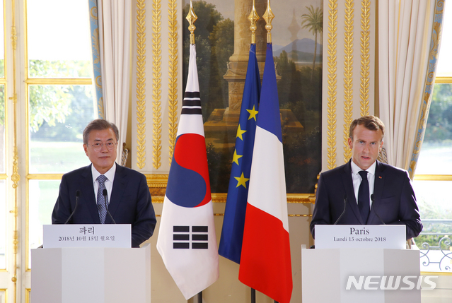 【파리(프랑스)=뉴시스】전신 기자 = 문재인 대통령이 15일(현지시간) 프랑스 파리 대통령궁에서 에마뉘엘 마크롱 프랑스 대통령과 공동기자회견을 하고 있다. 2018.10.15. photo1006@newsis.com