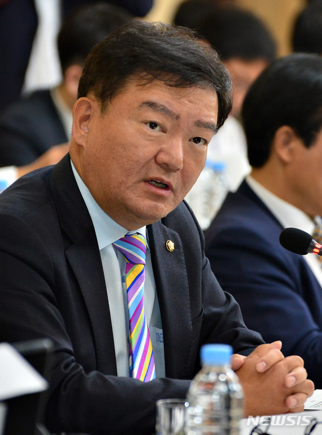 【청주=뉴시스】인진연 기자 = 민경욱 자유한국당 의원이 지난 10월16일 충북도청에서 열린 2018년 국회 국토교통위원회 국정감사에서 의사진행 발언을 하고 있다. 2018.10.16 inphoto@newsis.com