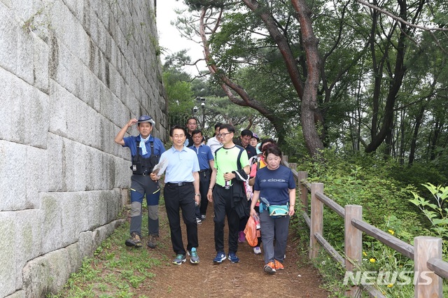 【서울=뉴시스】서울 종로구는 20일 오전 8시 대학로 마로니에공원 일대에서 '제70회 종로건강걷기대회'를 연다. 2018.10.16. (사진=종로구 제공)