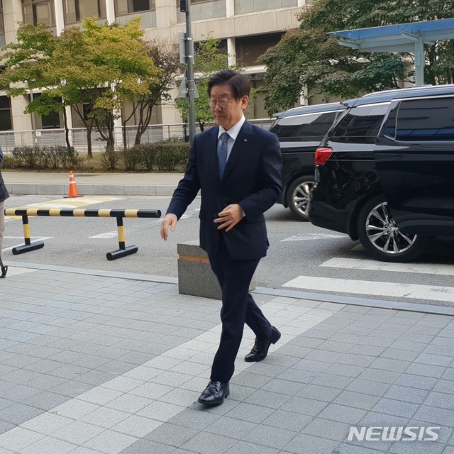 【수원=뉴시스】박다예 기자 = 신체 검증을 받기로 한 이재명 경기도지사가 16일 오후 4시께 경기 수원시 아주대학교병원 웰빙센터 1층 진료실로 향하고 있다. 2018.10.16&nbsp; pdyes@naver.com 