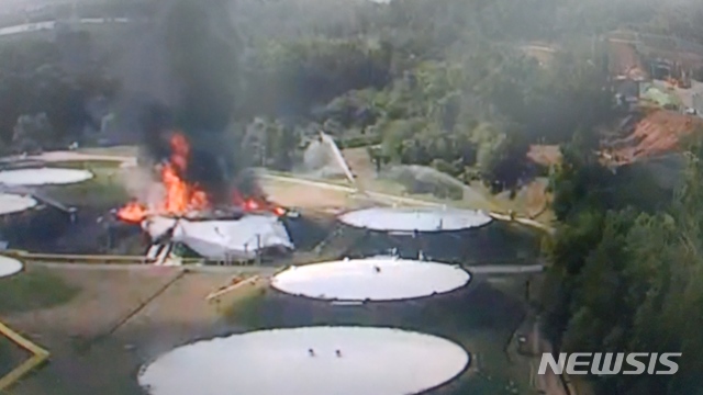 【고양=뉴시스】배성윤 기자 = 불이 난 휘발유 저장탱크 주변에 위치한 폼소화설비 3개가 작동하고 있는 가운데, 정작 불이 난 휘발유 저장탱크를 향하는 폼소화설비는 육안으로 확인할 수 없다. 화면은 지난 10월 7일 오전 11시께 고양 저유소 CCTV 화면 캪쳐. 2018.10.16. photo@newsis.com 