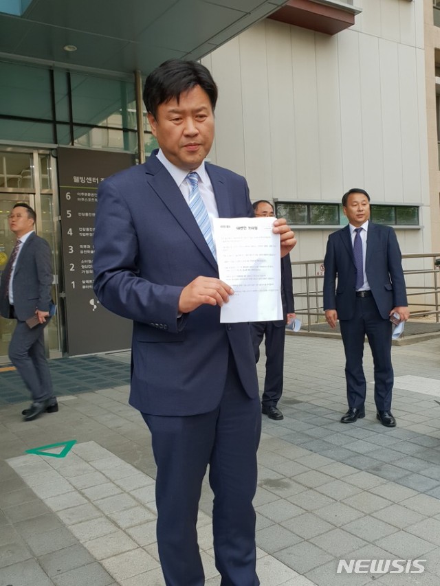 【수원=뉴시스】박다예 기자 = 김용 경기도 대변인은 16일 오후 5시께 수원시 아주대학교병원 웰빙센터 정문 앞에서 의사 소견이 담긴 자료를 언론에 보이고 있다. 2018.10.16&nbsp; pdyes@naver.com 