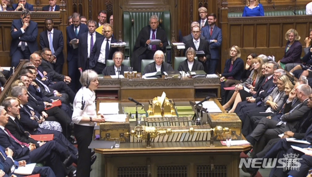 【런던=AP/뉴시스】테리사 메이 영국 총리가 15일 런던의 영국 하원에서 브렉시트 협상 진전 상황에 대해 설명하고 있다. 메이 총리는 이날 많은 분야에서 영국과 유럽연합(EU) 간에 합의가 이뤄졌다며 협상 타결이 여전히 가능하다고 말했다. 2018.10.15