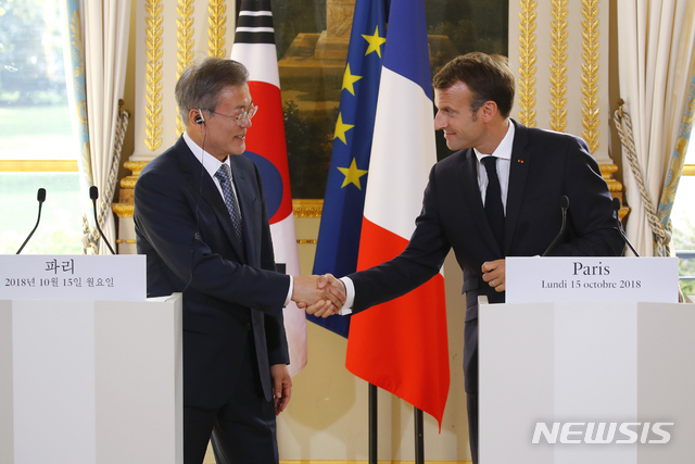 【파리(프랑스)=뉴시스】전신 기자 = 문재인 대통령이 15일(현지시간) 프랑스 파리 대통령궁에서 에마뉘엘 마크롱 프랑스 대통령과 공동기자회견을 하고 있다. 2018.10.16. photo1006@newsis.com