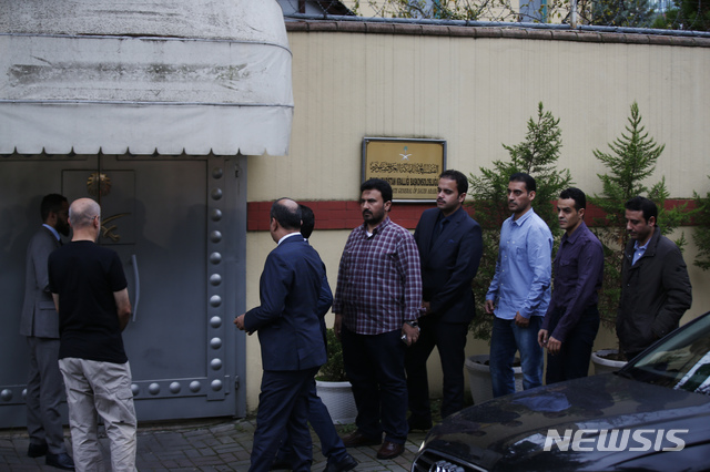 【이스탄불(터키)=AP/뉴시스】터키와 사우디아라비아 공동조사팀이 15일 사우디 출신 언론인 자말 카쇼기가 지난 2일 실종된 이스탄불 주재 사우디 영사관에 들어가고 있다. 이들은 이날 카쇼기 실종에 대한 합동 조사를 시작했다. 2018.10.15 