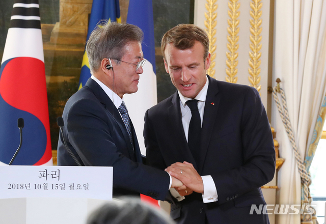 【파리(프랑스)=뉴시스】전신 기자 = 문재인 대통령이 15일(현지시간) 프랑스 파리 대통령궁에서 에마뉘엘 마크롱 프랑스 대통령과 공동기자회견을 하고 있다. 2018.10.16. photo1006@newsis.com