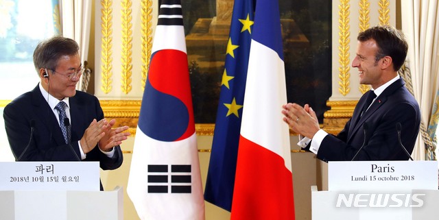【파리(프랑스)=뉴시스】전신 기자 = 문재인 대통령과 에마뉘엘 마크롱 프랑스 대통령이 15일(현지시간) 프랑스 파리 대통령궁에서 열린 공동기자회견을 마친 후 서로에게 박수 보내고 있다. 2018.10.16.&nbsp; photo1006@newsis.com桐虜is.com