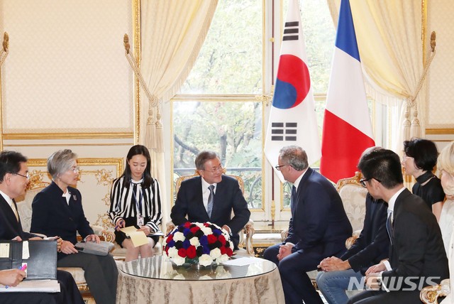 【파리(프랑스)=뉴시스】전신 기자 = 문재인 대통령이 15일(현지시간) 프랑스 파리 하원의장 공관에서 리샤르 페랑 하원의장과 면담하고 있다. 2018.10.16. photo1006@newsis.com