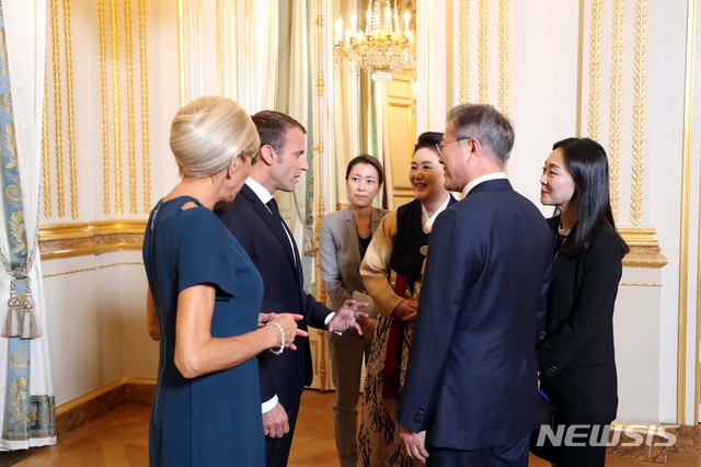 【파리(프랑스)=뉴시스】전신 기자 = 문재인 대통령과 부인 김정숙 여사가 15일(현지시간) 프랑스 파리 대통령궁에서 열린 국빈만찬에 앞서 에마뉘엘 마크롱 프랑스 대통령 내외와 대화하고 있다. 2018.10.16. photo1006@newsis.com