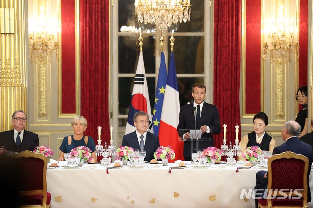 【파리(프랑스)=뉴시스】전신 기자 = 문재인 대통령이 15일(현지시간) 프랑스 파리 대통령궁에서 열린 국빈만찬에서 에마뉘엘 마크롱 프랑스 대통령의 환영사를 듣고 있다. 2018.10.16. photo1006@newsis.com