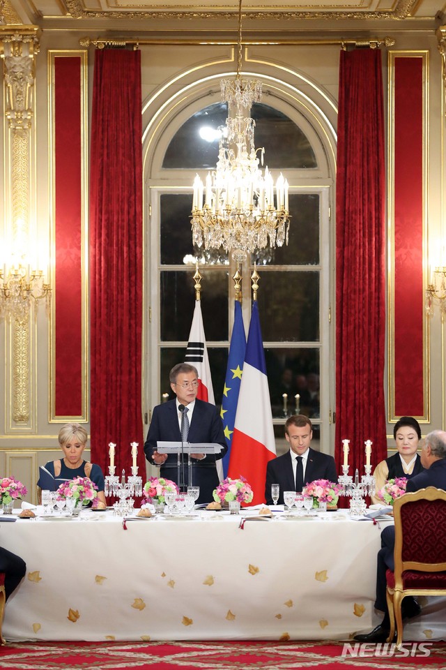 【파리(프랑스)=뉴시스】전신 기자 = 문재인 대통령이 15일(현지시간) 프랑스 파리 대통령궁에서 열린 국빈만찬에서 만찬사를 하고 있다. 2018.10.16. photo1006@newsis.com