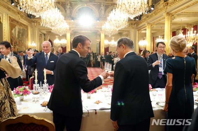 【파리(프랑스)=뉴시스】전신 기자 = 문재인 대통령이 15일(현지시간) 프랑스 파리 대통령궁에서 열린 국빈만찬에서 에마뉘엘 마크롱 프랑스 대통령과 건배하고 있다. 2018.10.16. photo1006@newsis.com