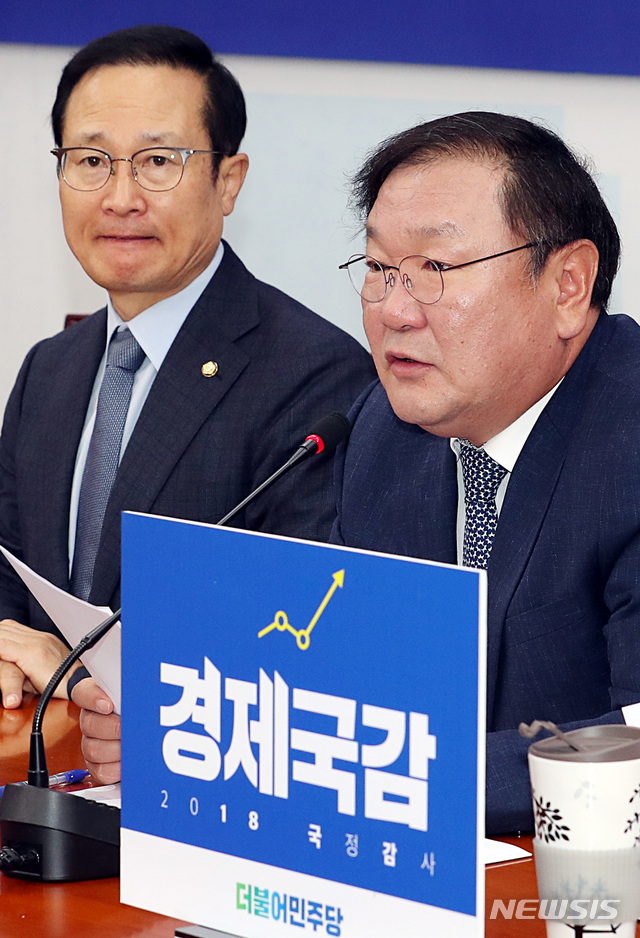 【서울=뉴시스】이종철 기자&nbsp; = 16일 오전 서울 여의도 국회에서 열린 더불어민주당 원내대책회의에서 김태년 정책위의장이 모두발언을 하고 있다. 2018.10.16.jc4321@newsis.com