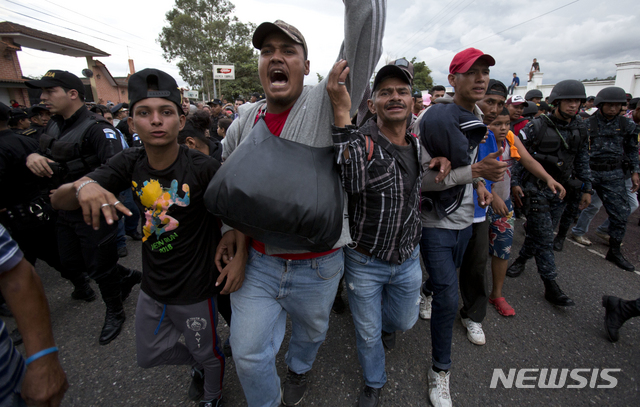 【에스퀴풀라스(과테말라)=AP/뉴시스】과테말라 에스퀴풀라스에서 15일 온두라스 이주자들이 과테말라 경찰의 저지선을 뚫고 미국을 향한 행진을 계속하고 있다. 도널드 트럼프 미 대통령은 16일 트위터에 "온두라스 이주자들이 미국행을 멈추지 않으면 온두라스에 대한 지원을 중단할 것"이라고 위협했다. 2018.10.17