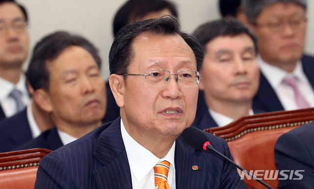 【서울=뉴시스】이종철 기자 = 16일 오전 서울 여의도 국회에서 열린 산업통상자원중소벤처위원회의 한국전력공사, 한국전력거래소, 한전KPS, 한전 KDN, 한국전력기술, 한국스마트그리드사업단 국정감사에 출석한 김종갑 한국전력공사 사장이 의원 질의에 답변하고 있다. 2018.10.16.jc4321@newsis.com