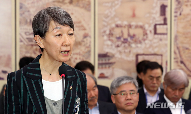 【서울=뉴시스】이종철 기자&nbsp; = 16일 오전 서울 여의도 국회에서 열린 문화체육관광위원회의 문화재청, 그 소관기관, 공공기관 및 유관기관 국정감사에 출석한 정재숙 문화재청장이 업무보고를 하고 있다. 2018.10.16.jc4321@newsis.com