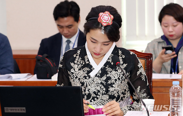 【서울=뉴시스】이종철 기자&nbsp; = 16일 오전 서울 여의도 국회에서 열린 문화체육관광위원회의 문화재청, 그 소관기관, 공공기관 및 유관기관 국정감사에서 바른미래당 김수민 의원이 개랑한복을 입고 개랑한복에 대한 질의를 하기 위해 자료를 살펴보고있다. 2018.10.16.jc4321@newsis.com