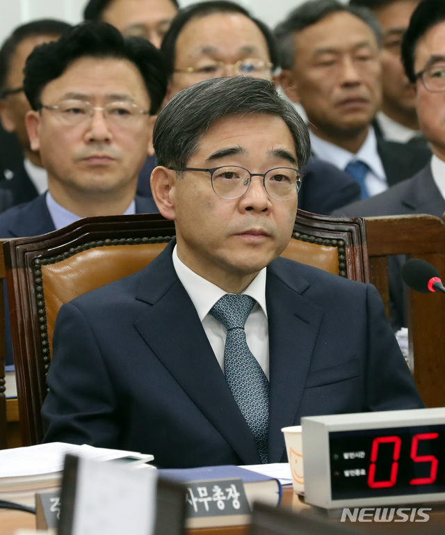 【서울=뉴시스】박영태 기자 = 16일 오전 서울 영등포구 여의도 국회에서 열린 국회 행정안전위원회의 중앙선거관리위원회, 인사혁신처, 한국승강기안전공단, 한국정보화진흥원, 민주화운동기념사업회, 일제동원피해자지원재단, 공무원연금공단 등의 국정감사에 권순일 중앙선거관리위원장이 참석해 앉아 있다. 2018.10.16.since1999@newsis.com