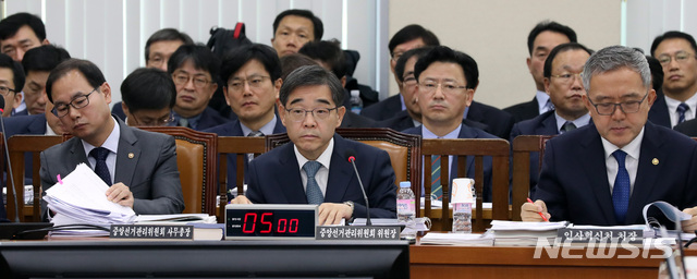 【서울=뉴시스】박영태 기자 = 16일 오전 서울 영등포구 여의도 국회에서 열린 국회 행정안전위원회의 중앙선거관리위원회, 인사혁신처, 한국승강기안전공단, 한국정보화진흥원, 민주화운동기념사업회, 일제동원피해자지원재단, 공무원연금공단 등의 국정감사에 피감기관 기관장이 참석해 앉아 있다. 왼쪽부터 박영수 중앙선거관리위원회 사무총장, 권순일 중앙선거관리위원장, 김판석 인사혁신처 처장. 2018.10.16.since1999@newsis.com