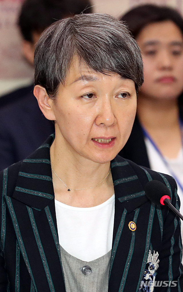 【서울=뉴시스】이종철 기자&nbsp; = 16일 오전 서울 여의도 국회에서 열린 문화체육관광위원회의 문화재청, 그 소관기관, 공공기관 및 유관기관 국정감사에 출석한 정재숙 문화재청장이 의원 질의에 답변하고 있다. 2018.10.16.jc4321@newsis.com