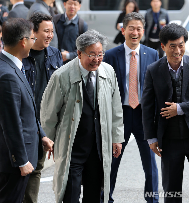 【서울=뉴시스】박주성 기자 = 배우 최불암이 16일 오전 서울 서대문구 경찰청에서 열린 '제73주년 경찰의 날 기념' 경찰청 명예경찰관 위촉식에 참석하며 환하게 웃고 있다. 드라마 ‘수사반장’에 출연했던 배우 최불암은 이날 민간인 최초로 명예 경무관이 됐다. 2018.10.16. park7691@newsis.com