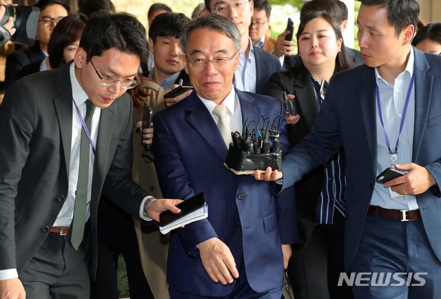 【서울=뉴시스】배훈식 기자 = 양승태 전 대법원장 시절 사법농단 의혹의 핵심으로 지목된 임종헌 전 법원행정처 차장이 16일 오후 서울 서초구 서울중앙지검에 피의자 신분으로 출석하고 있다. 2018.10.16.&nbsp; dahora83@newsis.com