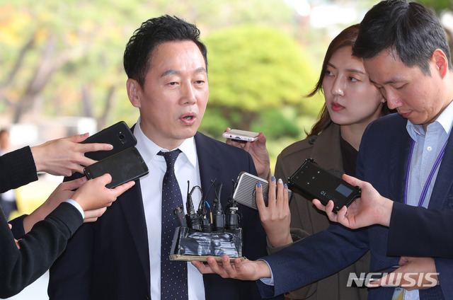 【서울=뉴시스】배훈식 기자 = 정봉주 전 의원이 16일 오후 서울 서초구 서울중앙지검에 피의자 신분으로 출석하며 취재진의 질문에 답하고 있다. 2018.10.16. dahora83@newsis.com