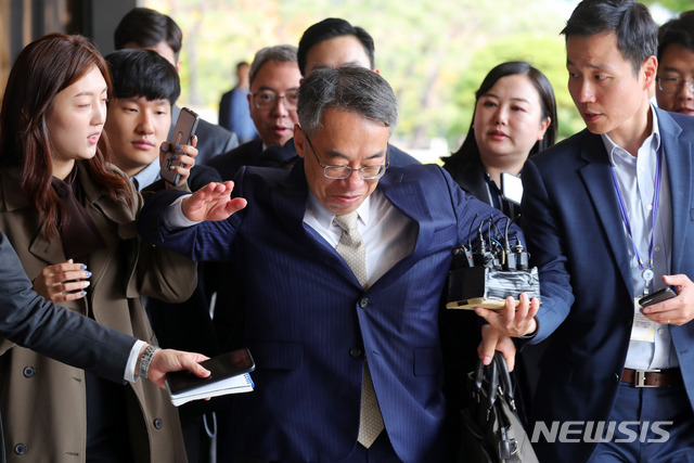 【서울=뉴시스】배훈식 기자 = 임종헌 전 법원행정처 차장이 지난 16일 오후 서울 서초구 서울중앙지검에 피의자 신분으로 출석하며 취재진을 밀어내고 있다. 2018.10.16. dahora83@newsis.com