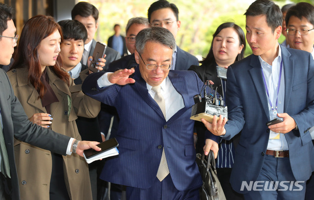 【서울=뉴시스】배훈식 기자 = 임종헌 전 법원행정처 차장이 지난달 16일 오후 서울 서초구 서울중앙지검에 피의자 신분으로 출석하며 취재진을 밀어내고 있다. 2018.10.16. dahora83@newsis.com